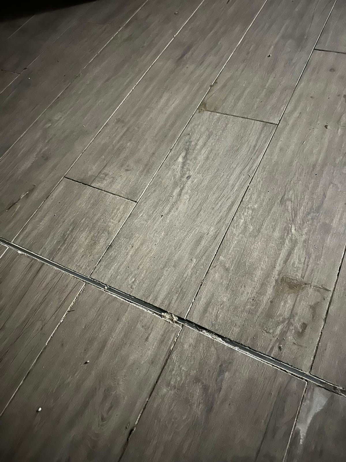 Pavimento in gres effetto legno grigio – lavoro di VGA Impresa Edile