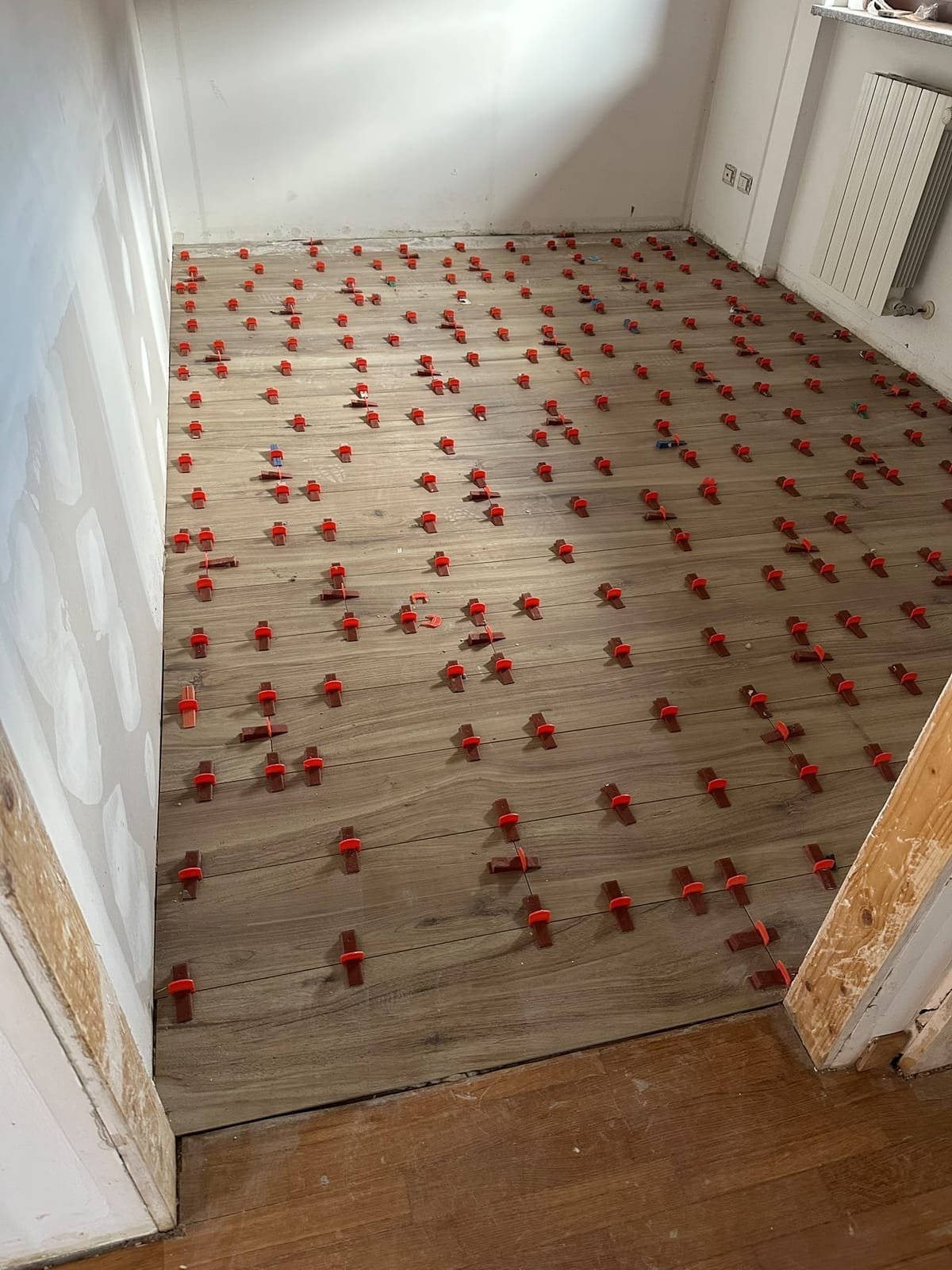 Posa gres effetto legno con livellanti – Pavimenti e piastrelle, lavoro di VGA Impresa Edile
