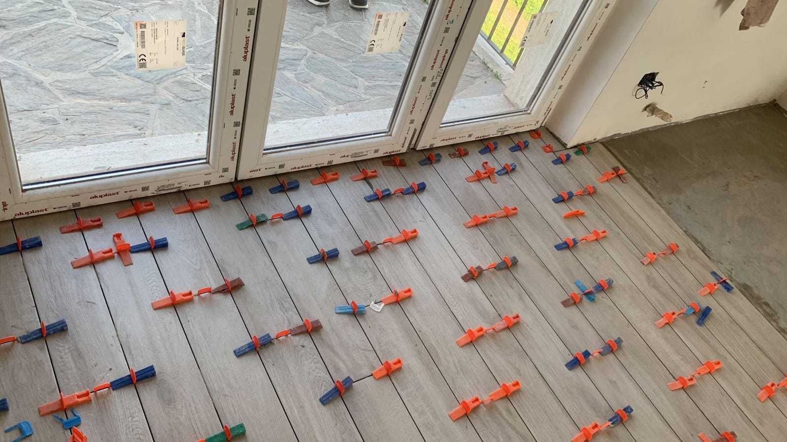 Pavimento effetto legno davanti alla portafinestra – Pavimenti e piastrelle, lavoro di VGA Impresa Edile