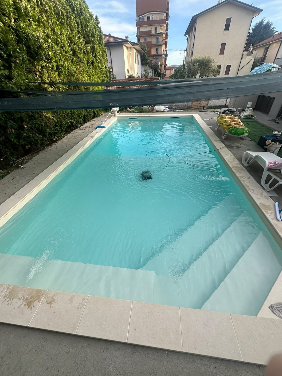 Piscina interrata riempita con scala a gradoni sul lato corto