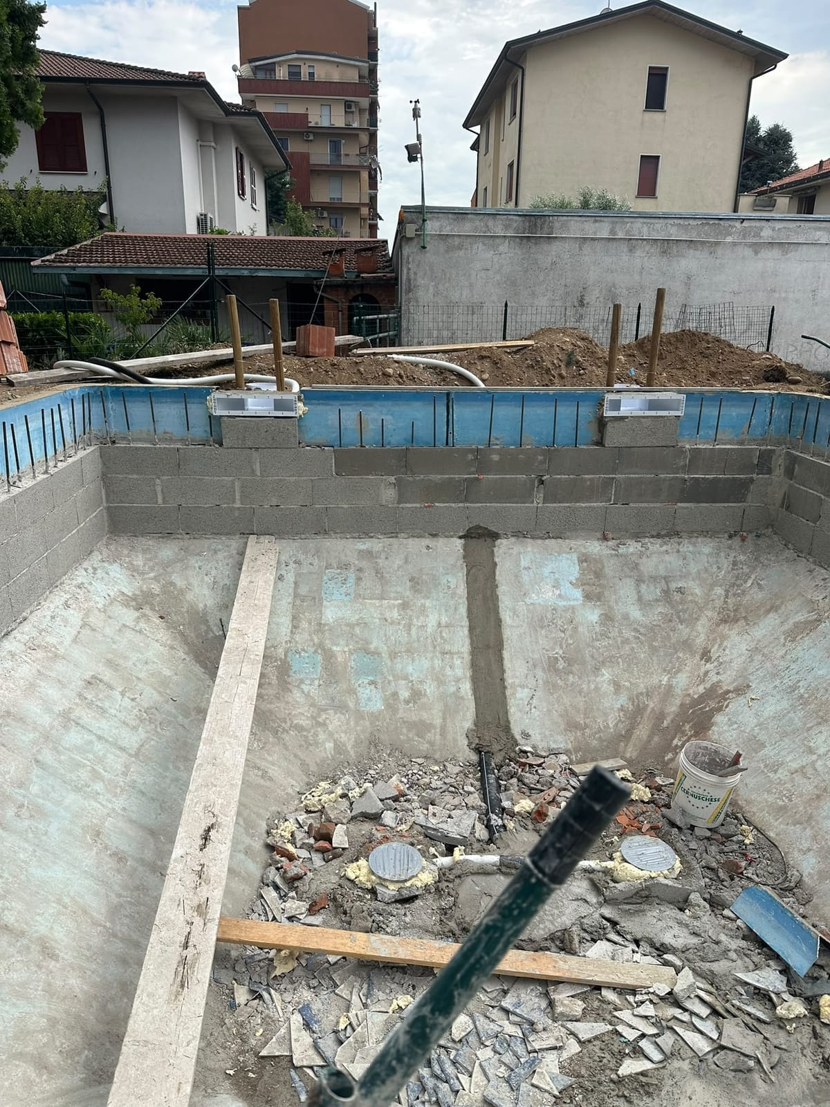 Scavo e fondo della vasca – Piscine, lavoro di VGA Impresa Edile