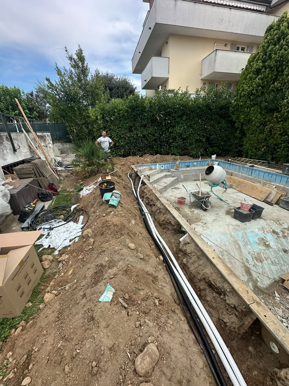 Cantiere piscina in giardino – Piscine, lavoro di VGA Impresa Edile