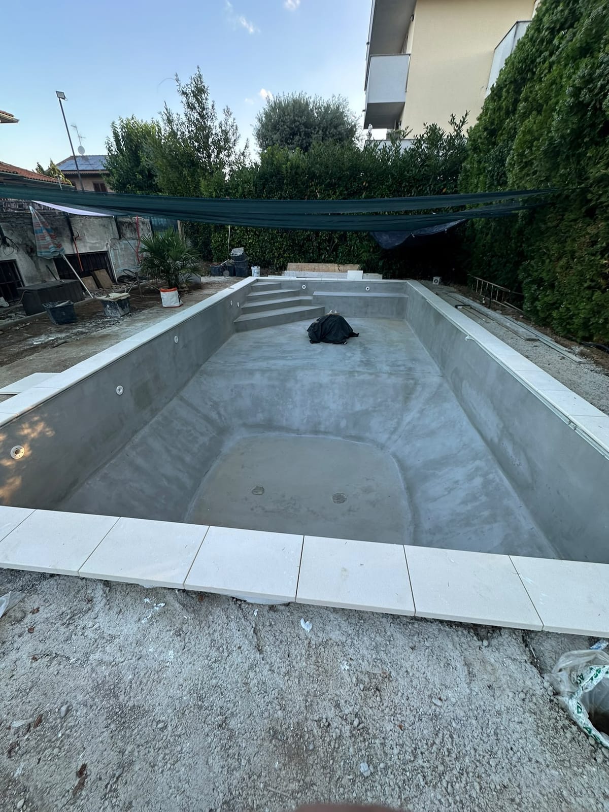 Vasca rasata con bordo – Piscine, lavoro di VGA Impresa Edile