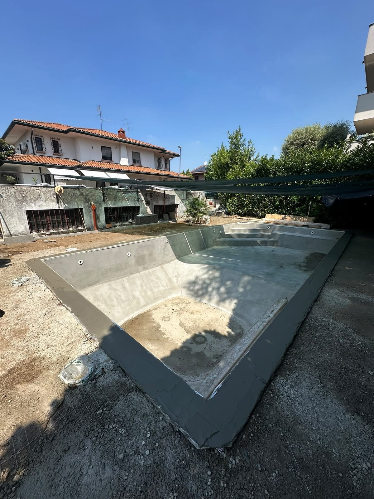 Piscina al grezzo in giardino – Piscine, lavoro di VGA Impresa Edile